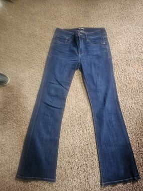 Express Dark Wash Flare Jean Size 6S in Very good condition